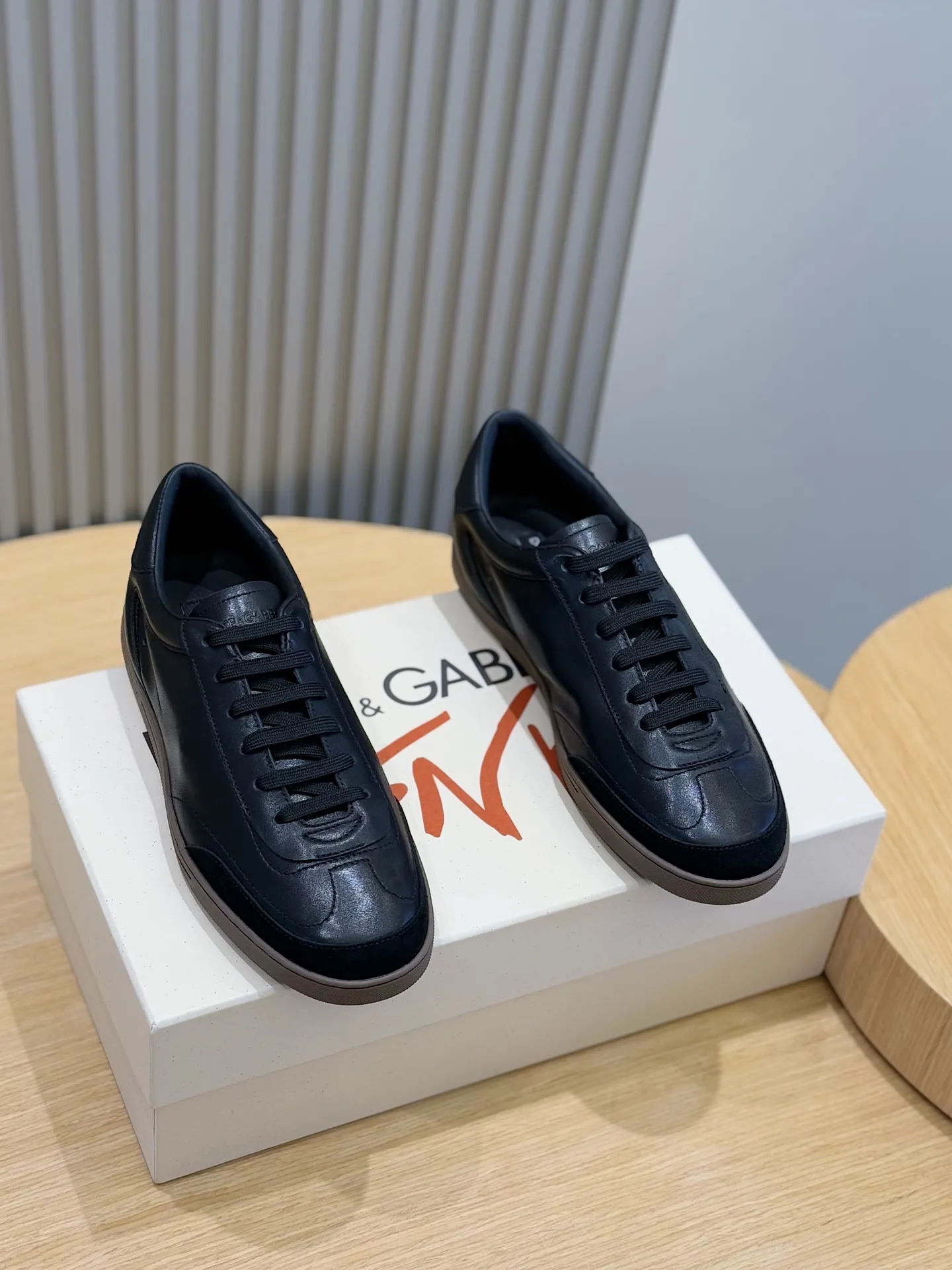 Men's Men's Shoes💰400 [New Style]🐏🐏DG men's calfskin sneakers Portofino Yacht shoes, simple and versatile design, unique saddle leather soles. The Dolce &G logo rear wing is the icing on the cake. Imported cowhide + rubber outsole Size: 39-44 (customized at 38.45)